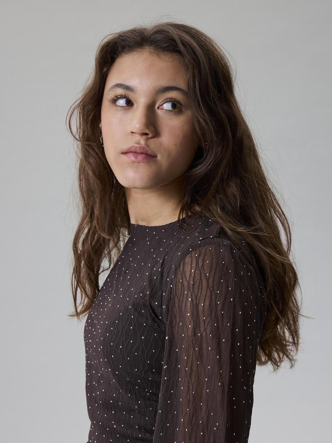 model_shot-creative
